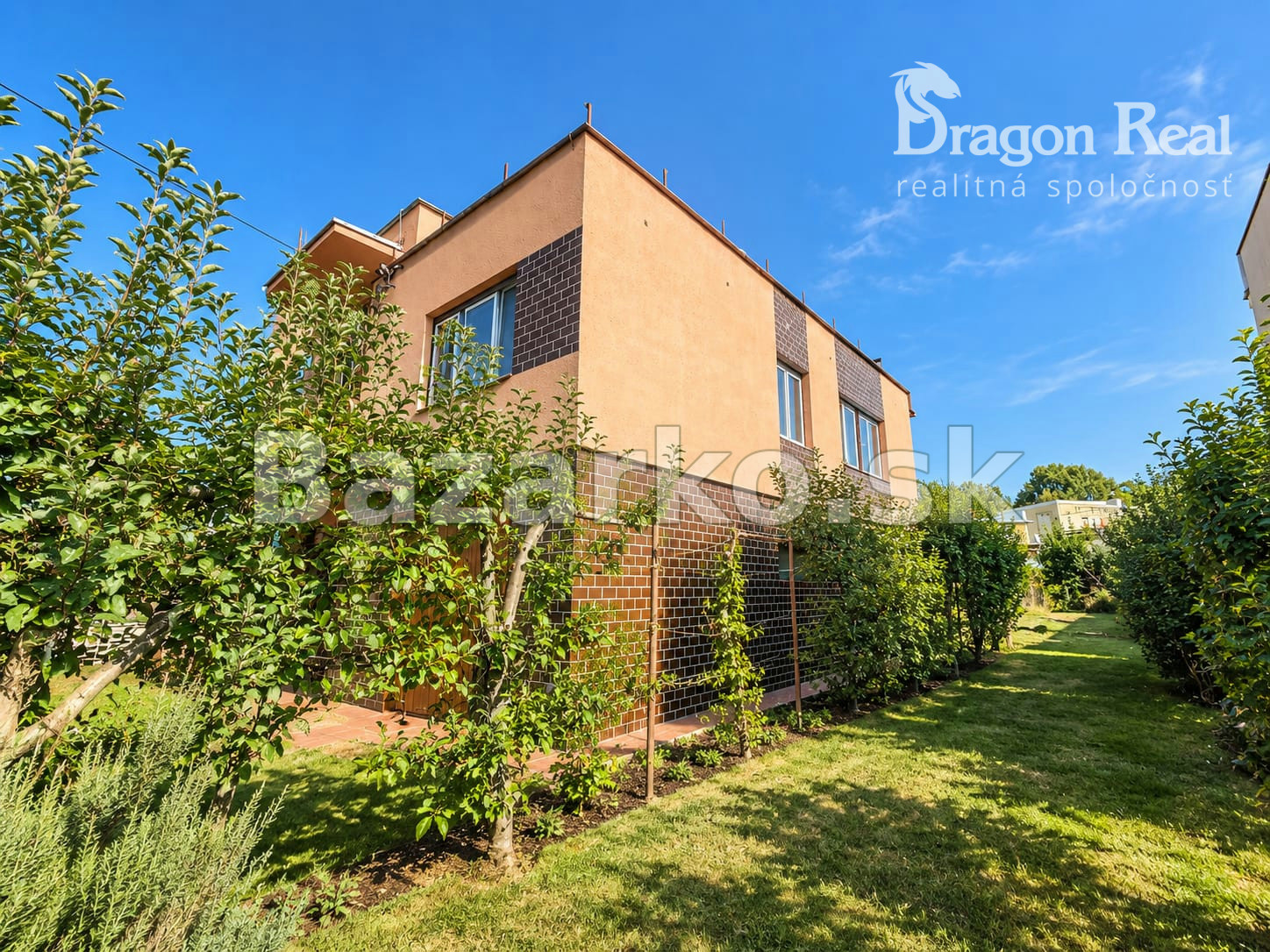 PREDAJ - Výnimočný rodinný dom s terasou a pozemkom 653 m2 - MICHALOVCE
